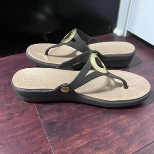 Crocs Sanrah Women’s Sandals Embellished Dual Comfort Flip Flops Brown/Tan Sz 11
